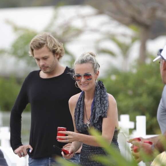 Exclusif - Laeticia Hallyday et un ami - Laeticia Hallyday est allée déposer des bougies sur la tombe de J. Hallyday avec ses filles Jade et Joy et des amis au cimetière de Lorient à Saint-Barthélemy, le 23 avril 2018.