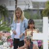 Exclusif - Marie Poniatowski, Laeticia Hallyday et sa fille Joy - Laeticia Hallyday est allée déposer des bougies sur la tombe de J. Hallyday avec ses filles Jade et Joy et des amis au cimetière de Lorient à Saint-Barthélemy, le 23 avril 2018.