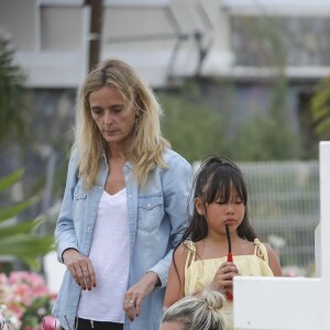Exclusif - Marie Poniatowski, Laeticia Hallyday et sa fille Joy - Laeticia Hallyday est allée déposer des bougies sur la tombe de J. Hallyday avec ses filles Jade et Joy et des amis au cimetière de Lorient à Saint-Barthélemy, le 23 avril 2018.