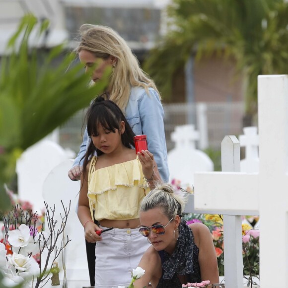 Exclusif - Marie Poniatowski, Laeticia Hallyday et sa fille Joy - Laeticia Hallyday est allée déposer des bougies sur la tombe de J. Hallyday avec ses filles Jade et Joy et des amis au cimetière de Lorient à Saint-Barthélemy, le 23 avril 2018.