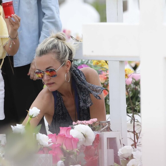 Exclusif - Laeticia Hallyday - Laeticia Hallyday est allée déposer des bougies sur la tombe de J. Hallyday avec ses filles Jade et Joy et des amis au cimetière de Lorient à Saint-Barthélemy, le 23 avril 2018.