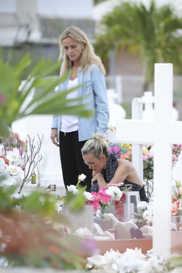 Exclusif - Marie Poniatowski, Laeticia Hallyday - Laeticia Hallyday est allée déposer des bougies sur la tombe de J. Hallyday avec ses filles Jade et Joy et des amis au cimetière de Lorient à Saint-Barthélemy, le 23 avril 2018.