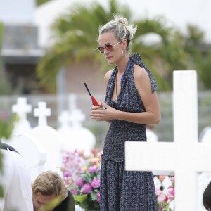 Exclusif - Laeticia Hallyday - Laeticia Hallyday est allée déposer des bougies sur la tombe de J. Hallyday avec ses filles Jade et Joy et des amis au cimetière de Lorient à Saint-Barthélemy, le 23 avril 2018.