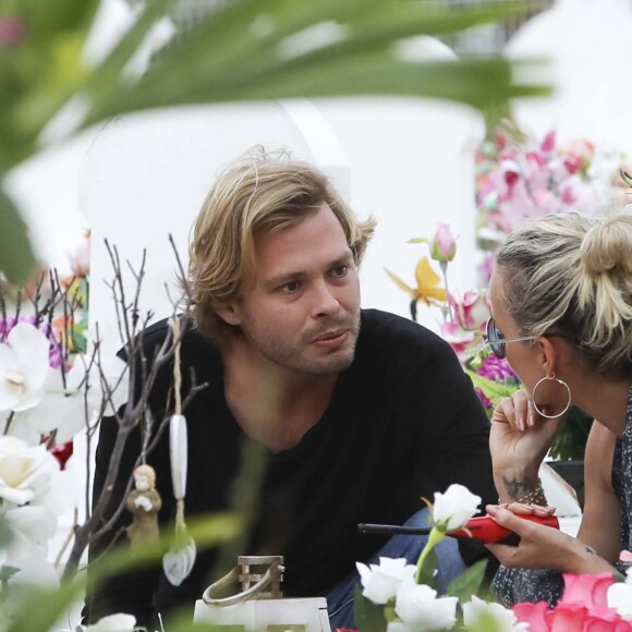 Exclusif - Laeticia Hallyday et un ami - Laeticia Hallyday est allée déposer des bougies sur la tombe de J. Hallyday avec ses filles Jade et Joy et des amis au cimetière de Lorient à Saint-Barthélemy, le 23 avril 2018.