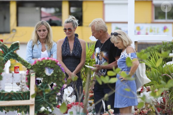 Exclusif - Marie Poniatowski, Laeticia Hallyday et fans - Laeticia Hallyday est allée déposer des bougies sur la tombe de J. Hallyday avec ses filles Jade et Joy et des amis au cimetière de Lorient à Saint-Barthélemy, le 23 avril 2018.