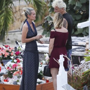 Exclusif - Laeticia Hallyday et des fans - Laeticia Hallyday est allée déposer des bougies sur la tombe de J. Hallyday avec ses filles Jade et Joy et des amis au cimetière de Lorient à Saint-Barthélemy, le 23 avril 2018.