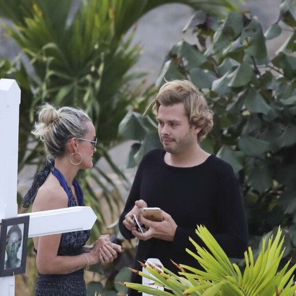 Exclusif - Laeticia Hallyday et un ami - Laeticia Hallyday est allée déposer des bougies sur la tombe de J. Hallyday avec ses filles Jade et Joy et des amis au cimetière de Lorient à Saint-Barthélemy, le 23 avril 2018.