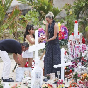 Exclusif - Jean-Pierre Millot (ami très proche du couple Hallyday depuis des années, éditeur à Saint-Barthélemy), Joy Hallyday, Laeticia Hallyday - Laeticia Hallyday est allée déposer des bougies sur la tombe de J. Hallyday avec ses filles Jade et Joy et des amis au cimetière de Lorient à Saint-Barthélemy, le 23 avril 2018.