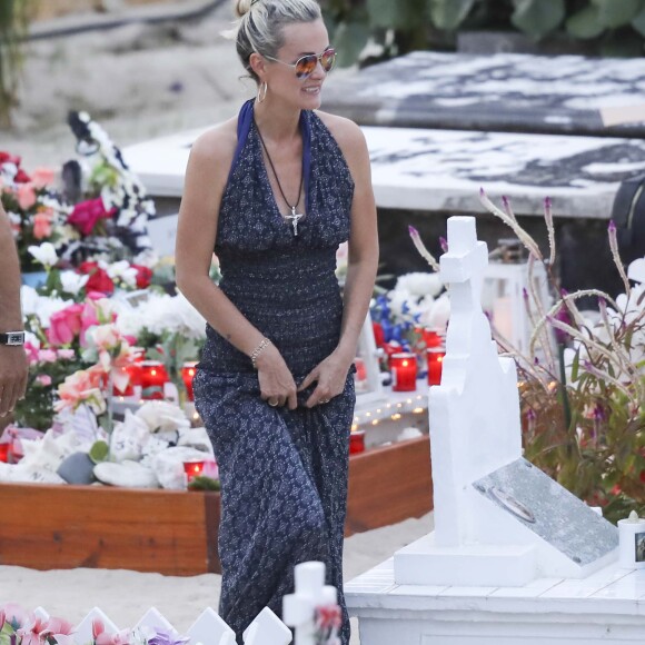 Exclusif  - Laeticia Hallyday - Laeticia Hallyday est allée déposer des bougies sur la tombe de J. Hallyday avec ses filles Jade et Joy et des amis au cimetière de Lorient à Saint-Barthélemy, le 23 avril 2018.