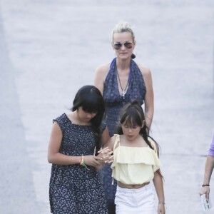 Exclusif - Laeticia Hallyday et ses filles Jade et Joy - Laeticia Hallyday est allée déposer des bougies sur la tombe de J. Hallyday avec ses filles Jade et Joy et des amis au cimetière de Lorient à Saint-Barthélemy, le 23 avril 2018.