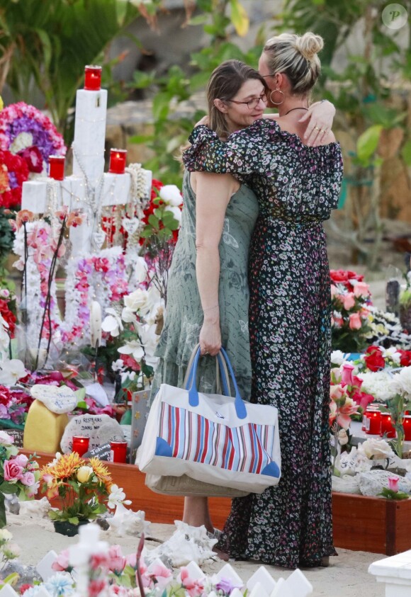 Semi-exclusif - Laeticia Hallyday et une fan - Laeticia Hallyday s'est recueillie sur la tombe de J. Hallyday avec JC Camus accompagné de sa fille et de son petit-fils au cimetière de Lorient à Saint-Barthélemy le 24 avril 2018.