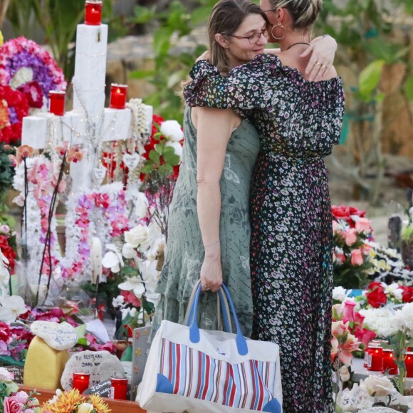 Semi-exclusif - Laeticia Hallyday et une fan - Laeticia Hallyday s'est recueillie sur la tombe de J. Hallyday avec JC Camus accompagné de sa fille et de son petit-fils au cimetière de Lorient à Saint-Barthélemy le 24 avril 2018.