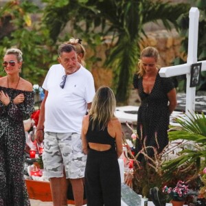 Semi-exclusif - Laeticia Hallyday, Sylviane (la nounou), Jean-Claude Camus avec sa fille Isabelle Camus, Marie Poniatowski - Laeticia Hallyday s'est recueillie sur la tombe de J. Hallyday avec JC Camus accompagné de sa fille et de son petit-fils au cimetière de Lorient à Saint-Barthélemy le 24 avril 2018.