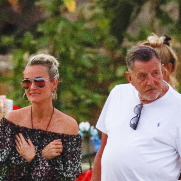 Semi-exclusif - Laeticia Hallyday, Jean-Claude Camus - Laeticia Hallyday s'est recueillie sur la tombe de J. Hallyday avec JC Camus accompagné de sa fille et de son petit-fils au cimetière de Lorient à Saint-Barthélemy le 24 avril 2018.