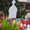Semi-exclusif - Laeticia Hallyday, Jean-Claude Camus - Laeticia Hallyday s'est recueillie sur la tombe de J. Hallyday avec JC Camus accompagné de sa fille et de son petit-fils au cimetière de Lorient à Saint-Barthélemy le 24 avril 2018.