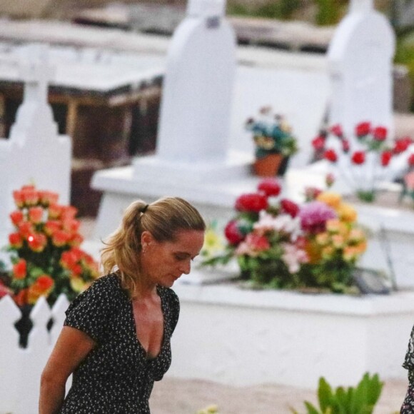 Semi-exclusif - Marie Poniatowski, Laeticia Hallyday, Jean-Claude Camus - Laeticia Hallyday s'est recueillie sur la tombe de J. Hallyday avec JC Camus accompagné de sa fille et de son petit-fils au cimetière de Lorient à Saint-Barthélemy le 24 avril 2018.