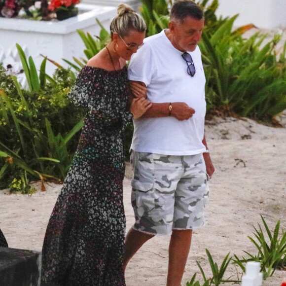 Semi-exclusif - Laeticia Hallyday, Jean-Claude Camus - Laeticia Hallyday s'est recueillie sur la tombe de J. Hallyday avec JC Camus accompagné de sa fille et de son petit-fils au cimetière de Lorient à Saint-Barthélemy le 24 avril 2018.
