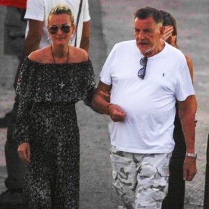 Semi-exclusif - Laeticia Hallyday, Jean-Claude Camus, Sylviane (la nounou), Marie Poniatowski, Isabelle Camus - Laeticia Hallyday s'est recueillie sur la tombe de J. Hallyday avec JC Camus accompagné de sa fille et de son petit-fils au cimetière de Lorient à Saint-Barthélemy le 24 avril 2018.