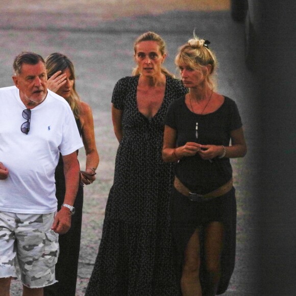 Semi-exclusif - Laeticia Hallyday, Jean-Claude Camus, Sylviane (la nounou), Marie Poniatowski, Isabelle Camus - Laeticia Hallyday s'est recueillie sur la tombe de J. Hallyday avec JC Camus accompagné de sa fille et de son petit-fils au cimetière de Lorient à Saint-Barthélemy le 24 avril 2018.