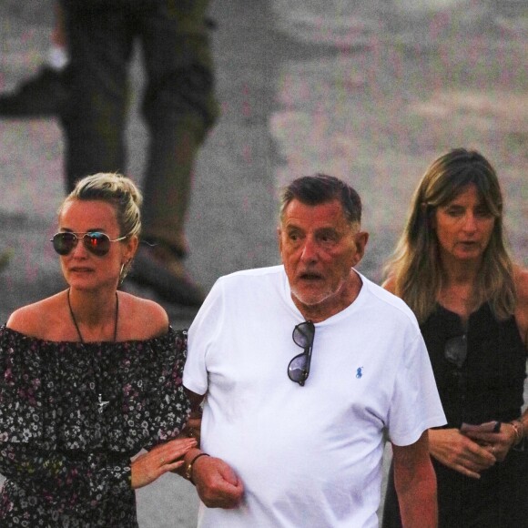 Semi-exclusif  - Laeticia Hallyday, Jean-Claude Camus, Sylviane (la nounou) - Laeticia Hallyday s'est recueillie sur la tombe de J. Hallyday avec JC Camus accompagné de sa fille et de son petit-fils au cimetière de Lorient à Saint-Barthélemy le 24 avril 2018.