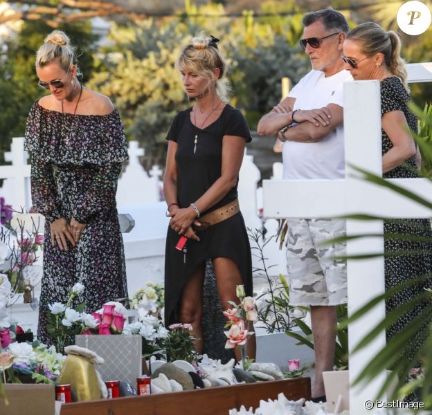 Laeticia Hallyday Sur La Tombe De Johnny Se Recueille Avec Jean Claude Camus Purepeople