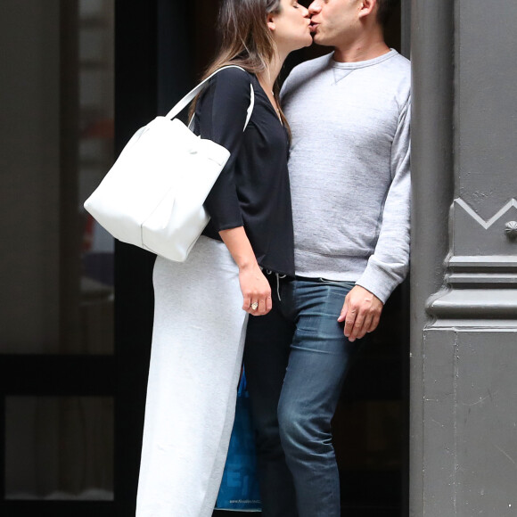 Exclusif - Lea Michele embrasse son compagnon Zandy Reich à New York le 12 septembre 2017.