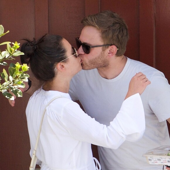 Exclusif - Lea Michele est allée déjeuner avec son père Marc Sarfati et son compagnon Zandy Reich au Country Mart à Brentwood, le 8 avril 2018.