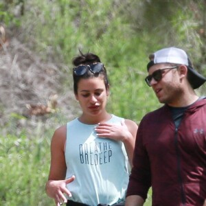 Exclusif - Lea Michele se promène avec son père Marc Sarfati et son compagnon Zandy Reich à Los Angeles le 8 avril 2018. © CPA/Bestimage