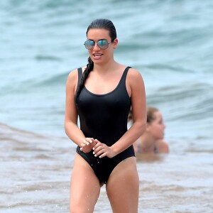 Exclusif - Lea Michele profite d'une belle journée ensoleillée en compagnie de sa mère sur la plage de Wailea à Hawaii, le 20 mars 2018.