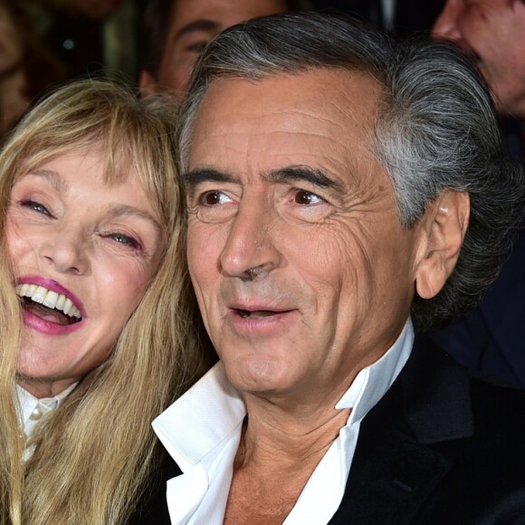 Arielle Dombasle et son mari Bernard Henri-Levy assistent à l'opéra en plein air 'La Traviata' (une production de Benjamin Patou, le PDG de Moma Group) dans la cour d'honneur de l'hôtel des Invalides à Paris le 8 septembre 2015.