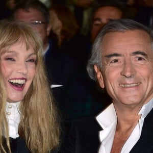 Arielle Dombasle et son mari Bernard Henri-Levy assistent à l'opéra en plein air 'La Traviata' (une production de Benjamin Patou, le PDG de Moma Group) dans la cour d'honneur de l'hôtel des Invalides à Paris le 8 septembre 2015.