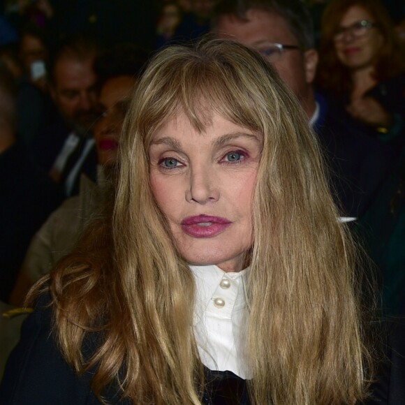 Arielle Dombasle et son mari Bernard Henri-Levy assistent à l'opéra en plein air 'La Traviata' (une production de Benjamin Patou, le PDG de Moma Group) dans la cour d'honneur de l'hôtel des Invalides à Paris le 8 septembre 2015.
