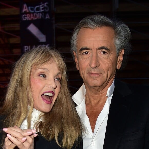 Arielle Dombasle et son mari Bernard Henri-Levy assistent à l'opéra en plein air 'La Traviata' (une production de Benjamin Patou, le PDG de Moma Group) dans la cour d'honneur de l'hôtel des Invalides à Paris le 8 septembre 2015.