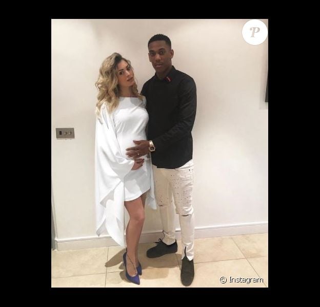 Melanie Da Cruz Enceinte Et Comblee Rare Photo De Son Baby Bump Purepeople