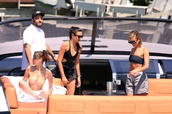 David Grutman, sa femme Isabela Rangel, Bella Hadid, Hailey Baldwin à bord du bateau "The Groot" de D. Grutman à Miami, le 29 avril 2018.