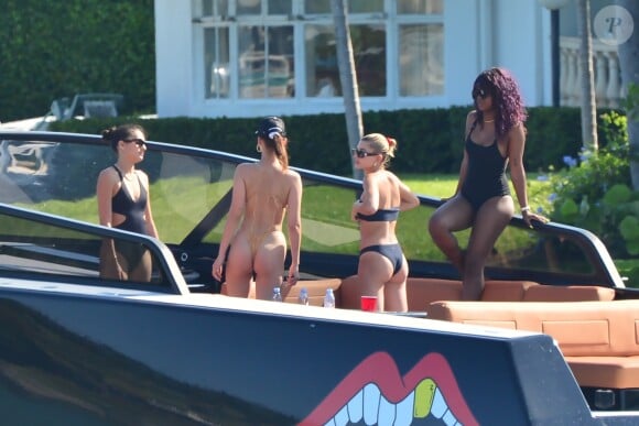 Isabela Rangel, Justine Skye, Bella Hadid, Hailey Baldwin à bord du bateau "The Groot" de D. Grutman à Miami, le 29 avril 2018.
