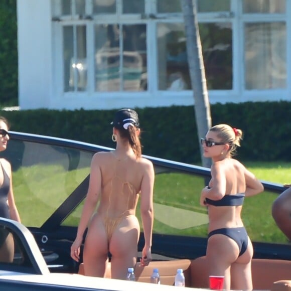 Isabela Rangel, Justine Skye, Bella Hadid, Hailey Baldwin à bord du bateau "The Groot" de D. Grutman à Miami, le 29 avril 2018.