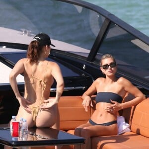 Bella Hadid, Hailey Baldwin à bord du bateau "The Groot" de D. Grutman à Miami, le 29 avril 2018.