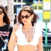 Bella Hadid, Justine Skye et Hailey Baldwin font du shopping à Miami, le 29 avril 2018. Elles sont allées dans la boutique "Kith".