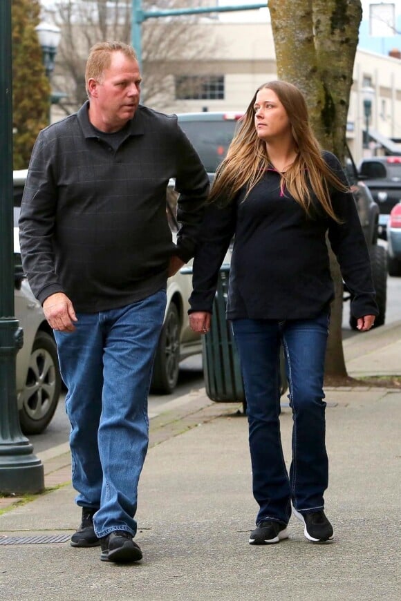 Exclusif - Thomas Markle Jr., demi-frère de Meghan Markle, lors d'une sortie shopping avec sa fiancée Darlene Blount dans la petite ville de Grants Pass dans l'Oregon le 21 février 2018.