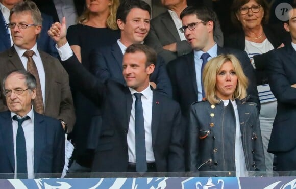 Le président de la République française Emmanuel Macron, sa femme la Première dame Brigitte Macron, Benjamin Griveaux, Noël Le Graët - Célébrités lors de la finale de la Coupe de France opposant le club de Vendée les Herbiers Football (VHF) au Club du Paris Saint-Germain au Stade de France à Saint-Denis, le 9 mai 2018.