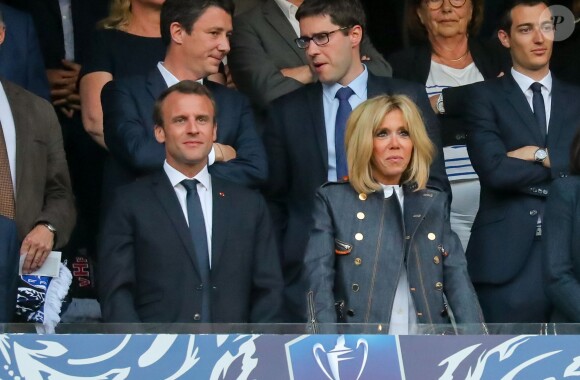 Le président de la République française Emmanuel Macron, sa femme la Première dame Brigitte Macron, Benjamin Griveaux - Célébrités lors de la finale de la Coupe de France opposant le club de Vendée les Herbiers Football (VHF) au Club du Paris Saint-Germain au Stade de France à Saint-Denis, le 9 mai 2018.