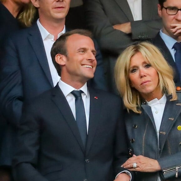 Le président de la République française Emmanuel Macron et sa femme la Première dame Brigitte Macron - Célébrités lors de la finale de la Coupe de France opposant le club de Vendée les Herbiers Football (VHF) au Club du Paris Saint-Germain au Stade de France à Saint-Denis, le 9 mai 2018.