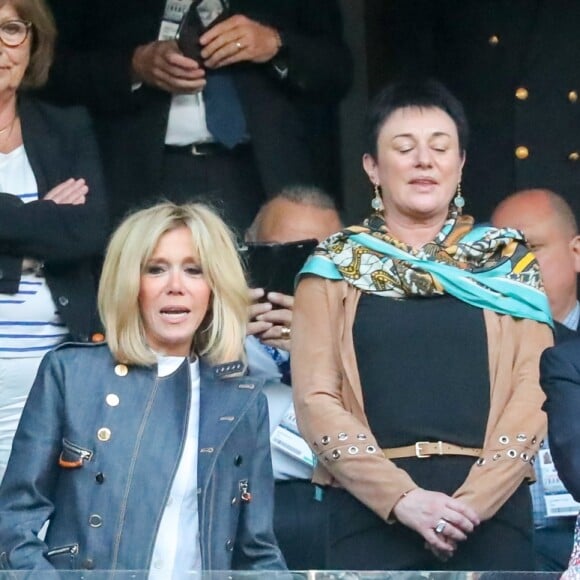 Le président de la République française Emmanuel Macron, sa femme la Première dame Brigitte Macron, Jean-Michel Blanquer, François Baroin et sa compagne Michèle Laroque - Célébrités lors de la finale de la Coupe de France opposant le club de Vendée les Herbiers Football (VHF) au Club du Paris Saint-Germain au Stade de France à Saint-Denis, le 9 mai 2018.