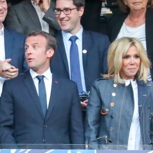 Le président de la République française Emmanuel Macron, sa femme la Première dame Brigitte Macron et Benjamin Griveaux - Célébrités lors de la finale de la Coupe de France opposant le club de Vendée les Herbiers Football (VHF) au Club du Paris Saint-Germain au Stade de France à Saint-Denis, le 9 mai 2018.