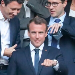 Le président de la République française Emmanuel Macron et Benjamin Griveaux  - Célébrités lors de la finale de la Coupe de France opposant le club de Vendée les Herbiers Football (VHF) au Club du Paris Saint-Germain au Stade de France à Saint-Denis, le 9 mai 2018.