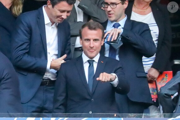 Le président de la République française Emmanuel Macron et Benjamin Griveaux  - Célébrités lors de la finale de la Coupe de France opposant le club de Vendée les Herbiers Football (VHF) au Club du Paris Saint-Germain au Stade de France à Saint-Denis, le 9 mai 2018.