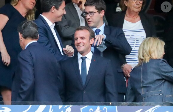 Le président de la République française Emmanuel Macron, sa femme la Première dame Brigitte Macron, Benjamin Griveaux et Nicolas Sarkozy - Célébrités lors de la finale de la Coupe de France opposant le club de Vendée les Herbiers Football (VHF) au Club du Paris Saint-Germain au Stade de France à Saint-Denis, le 9 mai 2018.
