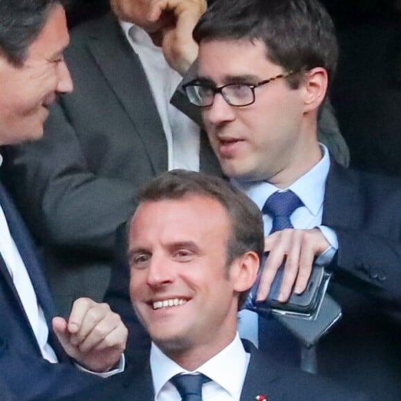 Le président de la République française Emmanuel Macron, sa femme la Première dame Brigitte Macron, Benjamin Griveaux et Nicolas Sarkozy - Célébrités lors de la finale de la Coupe de France opposant le club de Vendée les Herbiers Football (VHF) au Club du Paris Saint-Germain au Stade de France à Saint-Denis, le 9 mai 2018.