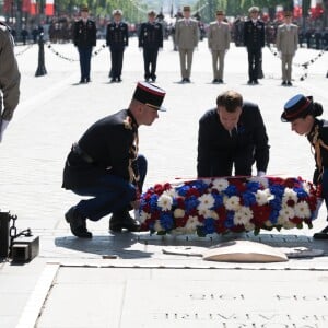 Le président de la république Emmanuel Macron dépose une couronne de fleurs à l'Arc de Triomphe à l'occasion des cérémonies du 8-Mai marquant le 73e anniversaire de la victoire alliée sur l'Allemagne nazie en 1945. Jacques Witt / Laurent Chamussy / Pool / Bestimage